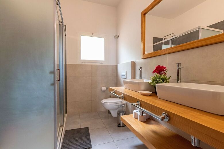 Casa de Vacaciones Con Piscina Compartida En Mog�n IV