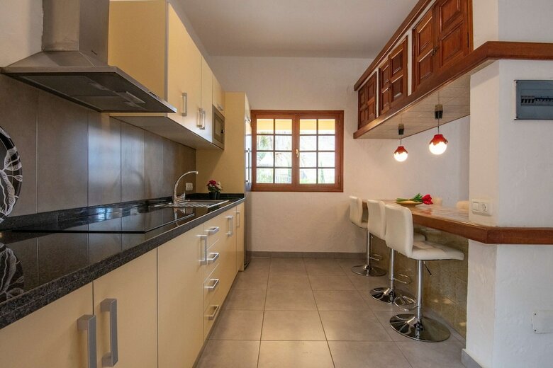 Casa de Vacaciones Con Piscina Compartida En Mog�n IV