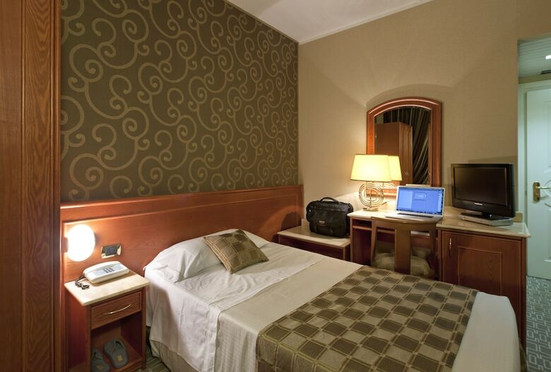 Hotel Mozart(.)