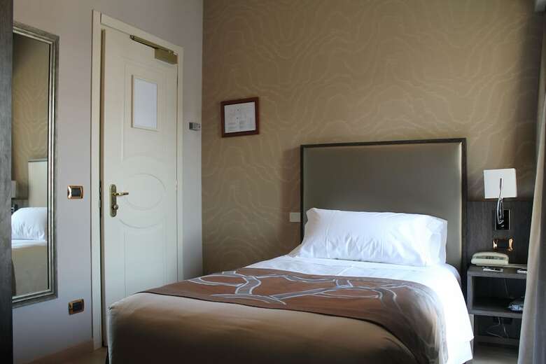 Hotel Mozart(.)