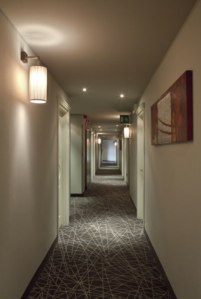 Hotel Mozart(.)