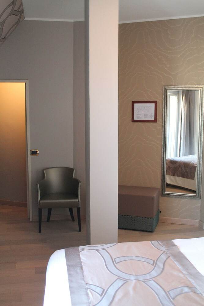 Hotel Mozart(.)