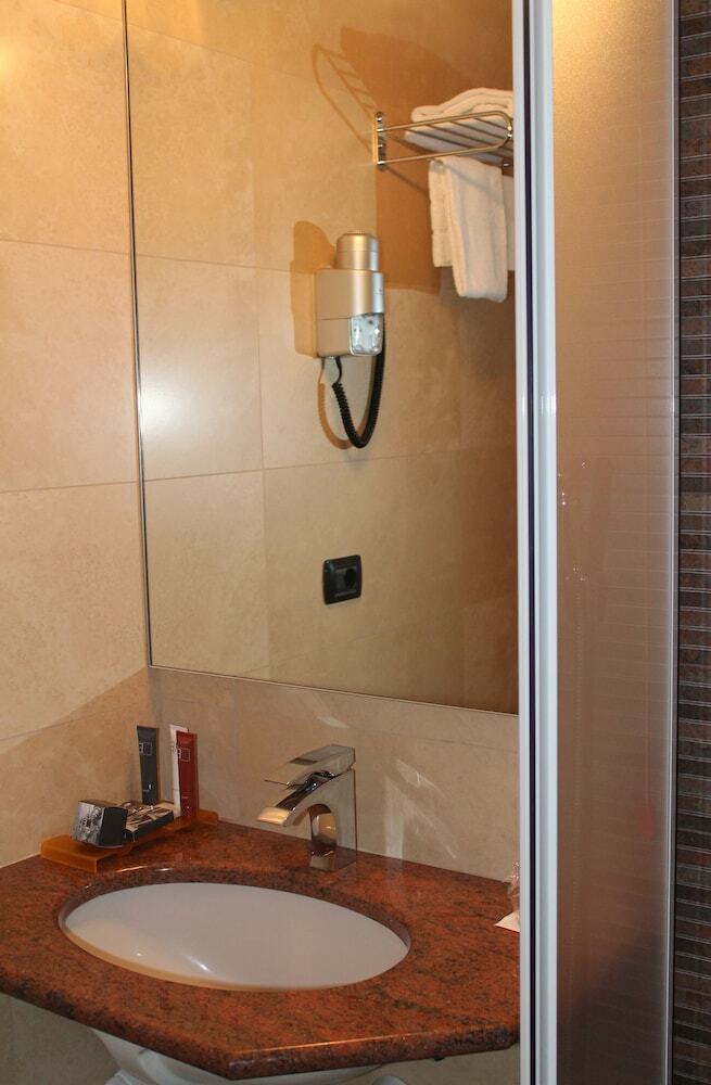 Hotel Mozart(.)