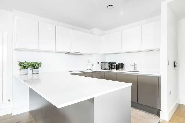 Lush Apartment - London Designer Outlet