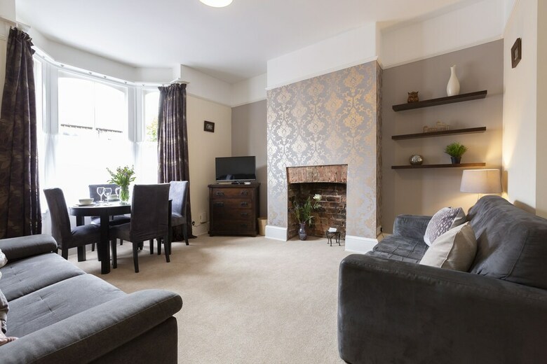 Apartment 32