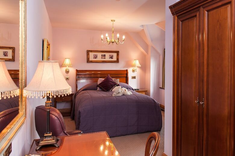 Hillbark Hotel