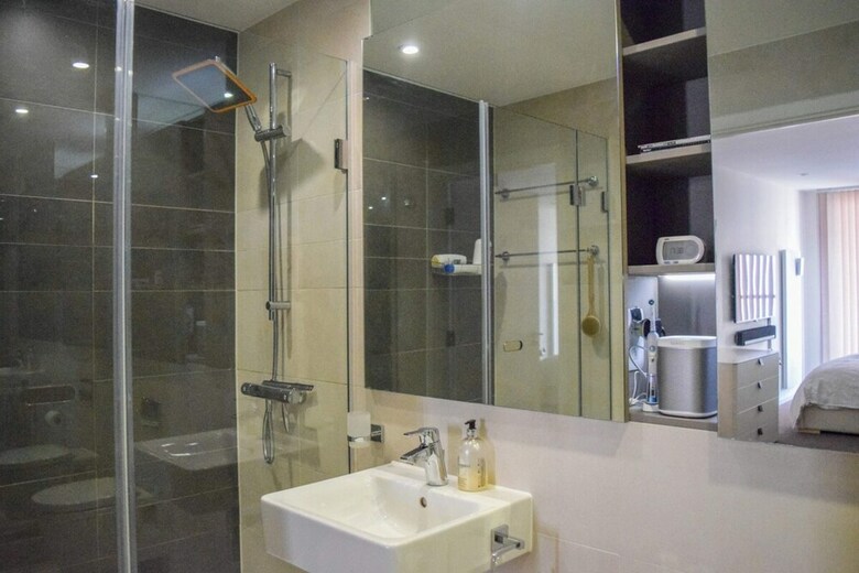 Modern 2bd Apartment With Balcony On A Canal