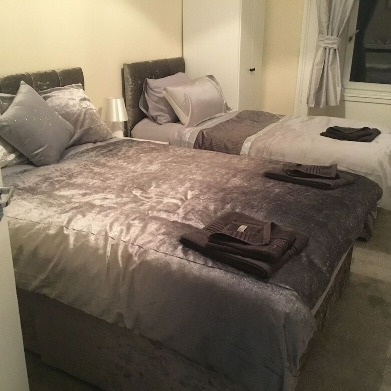 Paisley Central Luxury Rooms & Apartment