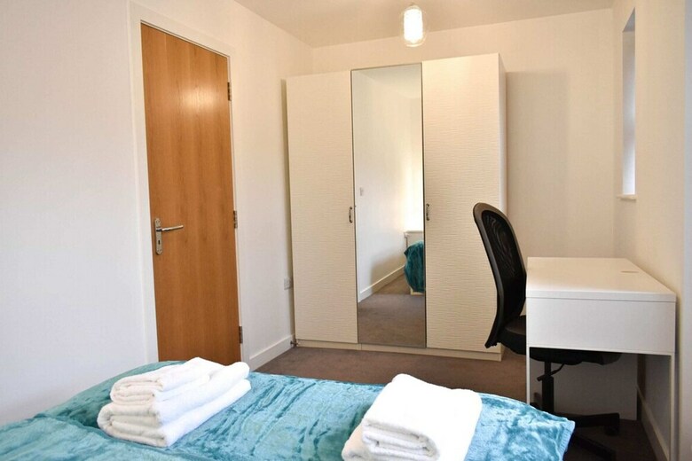 Modern Open Plan 5bd - Free On Street Parking
