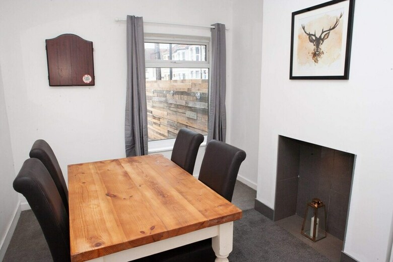Spacious 2 Bedroom Property In Bristol