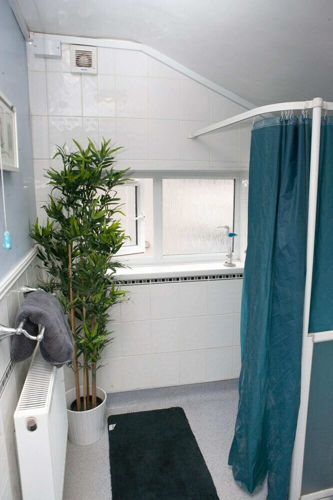 Spacious 2 Bedroom Property In Bristol