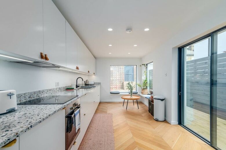 Charming 3br Home In East London W/terrace