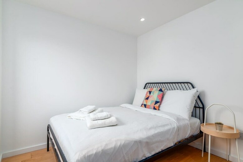 Charming 3br Home In East London W/terrace