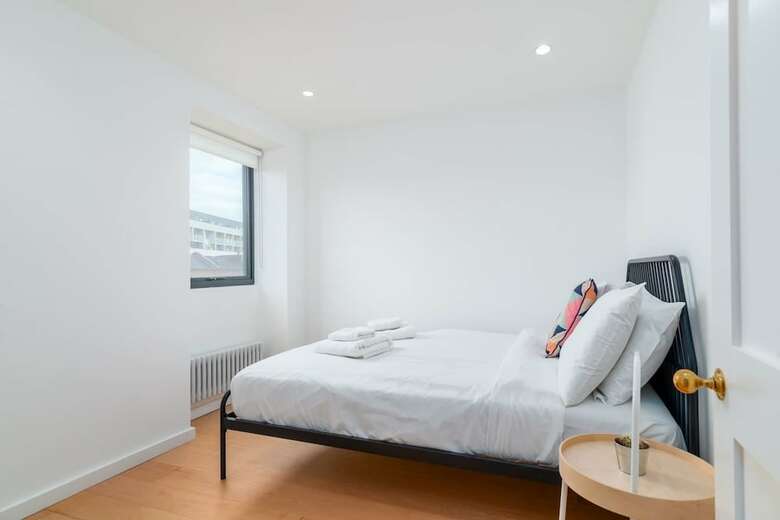 Charming 3br Home In East London W/terrace