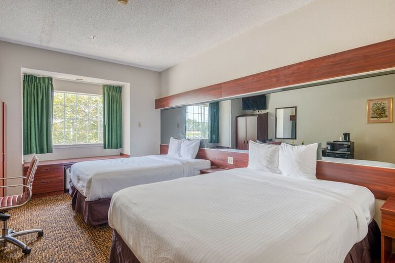 Hotel Trident Inn & Suites