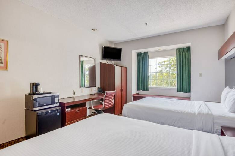 Hotel Trident Inn & Suites