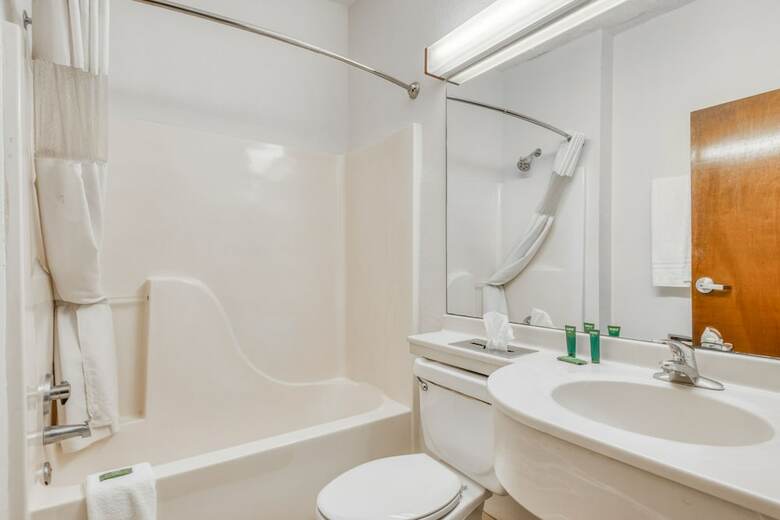 Hotel Trident Inn & Suites