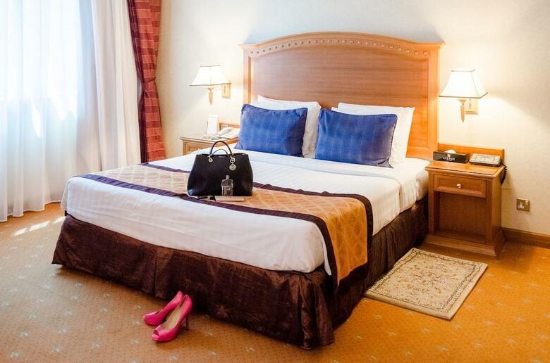 Avenue Hotel