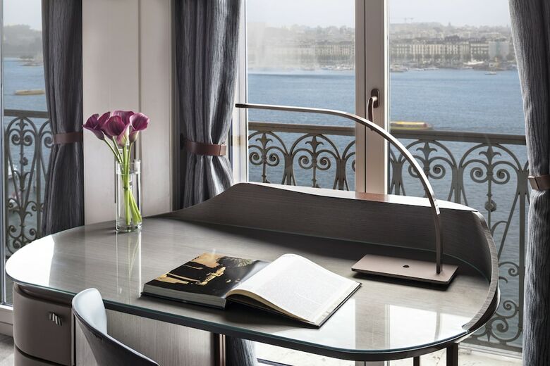 The Ritz-carlton Hotel de La Paix