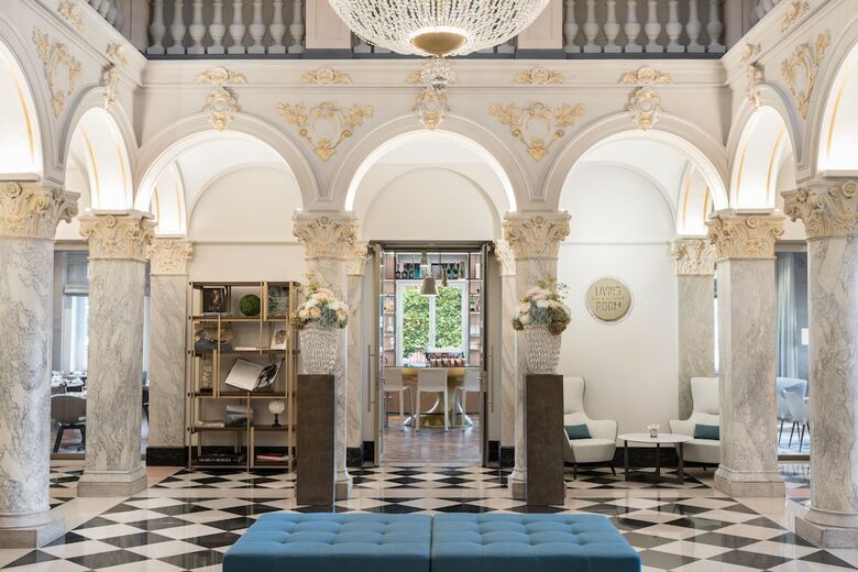 The Ritz-carlton Hotel de La Paix