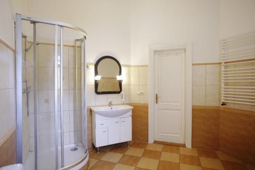Deluxe Hostel Under The Roof