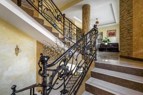 Status Hotel