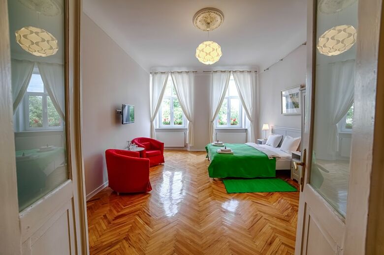 Hotel On The Square Guesthouse