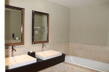 Hotel Santika Taman Mini Indonesia Indah