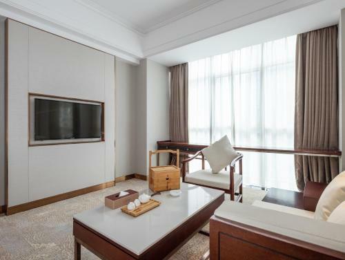 Lucky Holiday Hotel