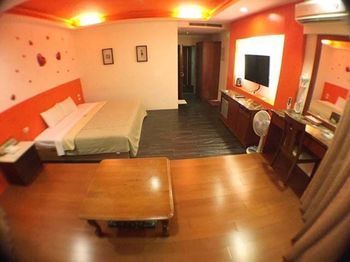 Debonair Motel