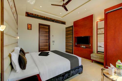 Vaccinated Staff - Townhouse Oak Hotel C Pearls