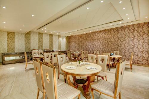 Vaccinated Staff - Townhouse Oak Hotel C Pearls