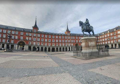 Apartamentos Suites Torr En Caja M�gica - Madrid