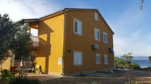 Upstairs 2 Bedroom Apartment On Cinta Beach