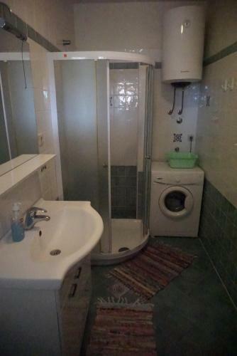 Upstairs 2 Bedroom Apartment On Cinta Beach