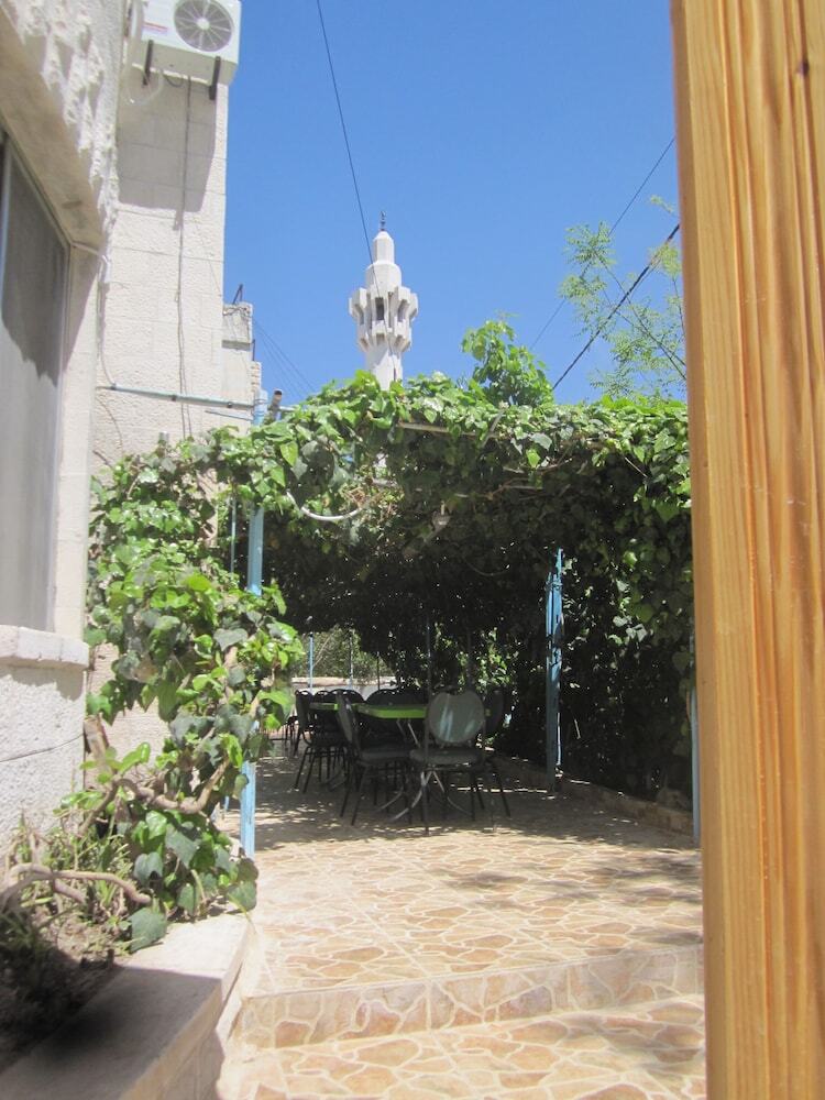 Caravan Hotel