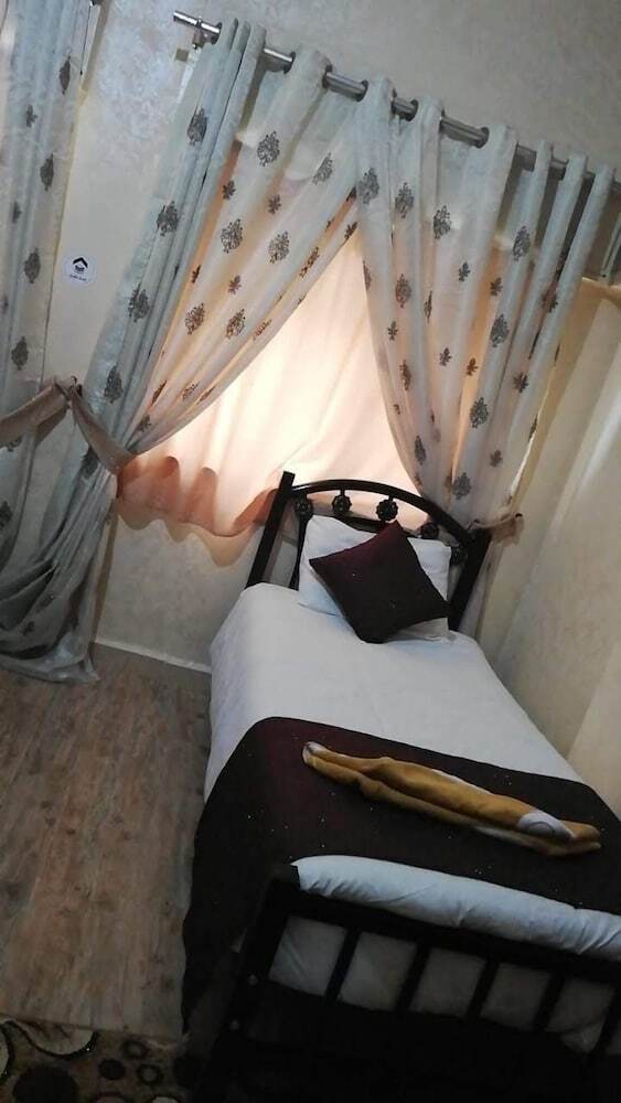 Caravan Hotel