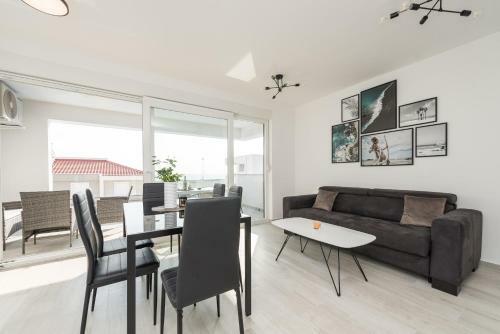 Adna Luxury Apartment With A Pool