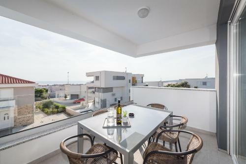 Adna Luxury Apartment With A Pool