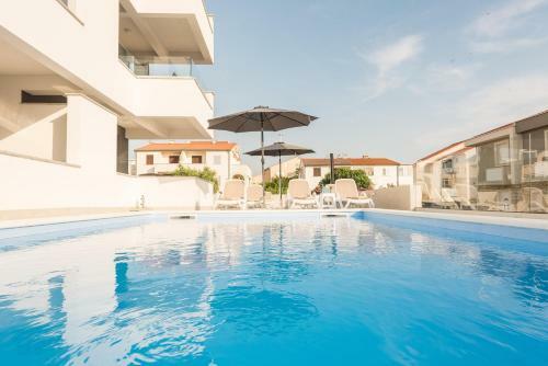Adna Luxury Apartment With A Pool
