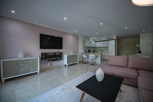 Luxury Apartment At Lomas Del Rey, Puente Romano