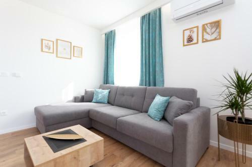 New * Modern Stylish Sea & Mountain View Apartment