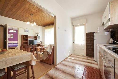 Hostal Apartments And Rooms With Parking Space Trogir - 13102