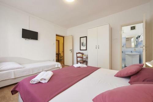 Hostal Apartments And Rooms With Parking Space Trogir - 13102