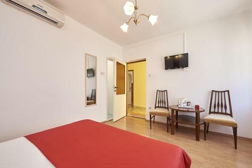 Hostal Apartments And Rooms With Parking Space Trogir - 13102