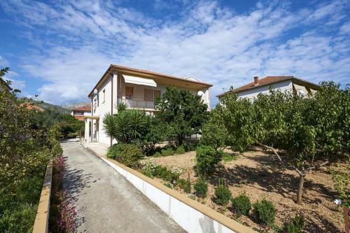 Hostal Apartments And Rooms With Parking Space Trogir - 13102