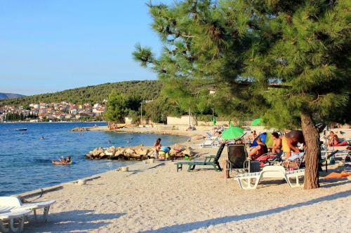 Hostal Apartments And Rooms With Parking Space Trogir - 13102