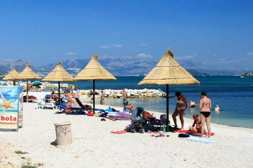 Hostal Apartments And Rooms With Parking Space Trogir - 13102