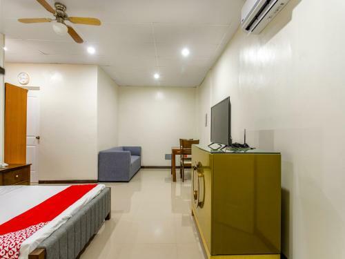Hotel Vaccinated Staff - Oyo 805 Jmdc Apartelle I