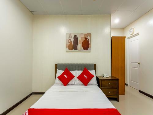 Hotel Vaccinated Staff - Oyo 805 Jmdc Apartelle I